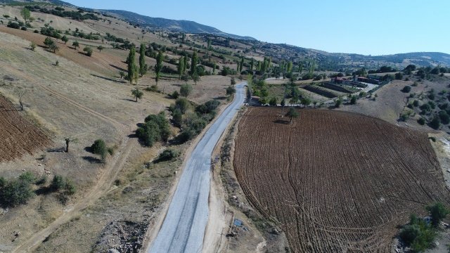 Manisa Büyükşehir Belediyesi, Kula ilçesi Gölbaşı Mahallesi’nin, karayolları ve bağlılarıyla bağlantısını sağlayan yaklaşık 3 kilometrelik yolda sathi kaplama çalışması gerçekleştirdi. Yapılan yol çalışması nedeniyle mutluluğunu paylaşan Gölbaşı Mahalle Muhtarı Mehmet Kuş, “Yıllardır yollarda çektiğimiz sıkıntı giderildi. On numara, memnunuz” ifadelerinde bulundu.
