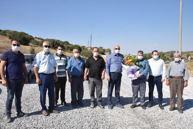 Kula ilçesi Gölbaşı Mahallesi’nde yaşayan vatandaşların, yıllardır çektiği yol çilesine Manisa Büyükşehir Belediyesi son verdi. Manisa Büyükşehir Belediyesi, Gölbaşı Mahallesi’nin karayolları ve bağlılarıyla bağlantısını sağlayan yaklaşık 3 kilometrelik yolda sathi kaplama çalışması gerçekleştirdi. Manisa Büyükşehir Belediyesi Genel Sekreter Yardımcısı Ali Öztozlu, Yol Yapım ve Onarım Dairesi Başkanı Kurtuluş Kuruçay, Manisa Büyükşehir Belediyesi Kula Muhtarlık İşleri Şube Müdürü Faik Şentürk ve mahalle muhtarları ile birlikte mevcut yolda incelemede bulundu.