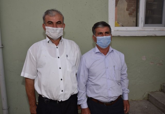 Manisa Büyükşehir Belediyesi, Demirci’de Kerpiçlik-Serçeler-Çardaklı ve Tekeler güzergâhında sathi kaplama çalışması gerçekleştirdi. 10 kilometrelik güzergâhta yapılan yol çalışmasının mahalleleri için önemine değinen mahalle muhtarları Manisa Büyükşehir Belediye Başkanı Cengiz Ergün’e teşekkür etti.