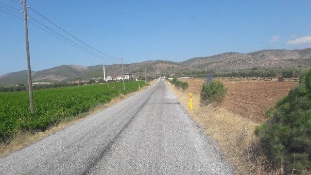 Manisa Büyükşehir Belediyesi, trafiğin güvenli ve düzenli bir şekilde akışının sağlanabilmesi amacıyla Akhisar ilçesi Akçeşme-Karayağcı-Akçaalan Mahalleleri arasında CTP (kedigözü) çalışması yaptı.