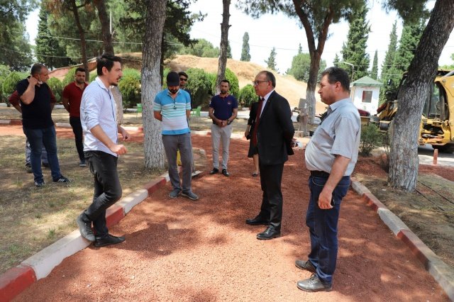 Turgutlu Belediye Başkanı Çetin Akın, eşi Sabriye Akın ve Başkan Yardımcısı Evren Erbaş Ser ile birlikte Atatepe Tesisleri ile İstasyonaltı Mahallesini ziyaret ederek ekiplerin çalışmalarını yerinde inceledi. Başkan Çetin Akın, Park ve Bahçeler Müdürü Önder Pala’dan iki noktada devam eden çalışmaların son durumu hakkında bilgi aldı.
