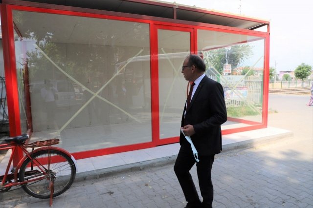 Turgutlu Belediyesi Park ve Bahçeler Müdürlüğü ekipleri tarafından vatandaşların spor yapmak için yoğun olarak kullandığı Atatepe Tesislerinde çalışmalar sürdürülüyor. Bu kapsamda tesis içerisinde 500 metrelik yürüyüş yolu yenilenirken aynı zamanda çevre düzenleme çalışmaları da yürütülüyor.