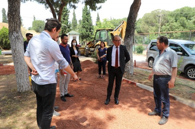Bekleme duraklarının ilki İstasyonaltı Mahallesine yapıldı
İstasyonaltı Mahallesinde ise mahalle sakinlerinin talepleri doğrultusunda kapalı bekleme durağının konumlandırılması gerçekleştirildi. Çalışmalar neticesinde İstasyonaltı Mahallesinde yaşayan vatandaşlar yeni ve modern bekleme duraklarına kavuşmuş oldu.