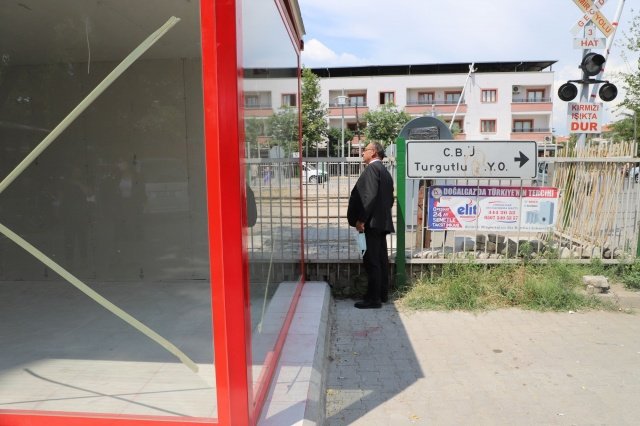 İstasyonaltı Mahallesi Yeni Bekleme Durağına Kavuştu
Turgutlu Belediye Başkanı Çetin Akın, İstasyonaltı Mahallesinde konumlandırılan kapalı bekleme durağı ve Atatepe Tesislerinde gerçekleştirilen yürüyüş yolu ve çevre düzenlemesi çalışmaları ile ilgili incelemelerde bulundu.