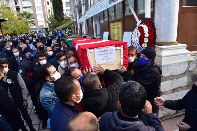 Manisa Büyükşehir Belediyesi İtfaiye Daire Başkanlığı Saruhanlı İtfaiye Amiri olarak görev yapan Ahmet Kemal Kılınç, geçtiğimiz gün Saruhanlı'nın Apak Mahallesi Dağ yolunda meydana gelen trafik kazasına müdahale ettiği sırada fenalaşarak kalp krizi geçirdi.