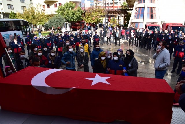 Kırtık Mezarlığı'nda Defnedildi
Merhum İtfaiye Amiri Ahmet Kemal Kılınç, İtfaiye Daire Başkanlığı'nda gerçekleştirilen törenin ardından Hatuniye Camii'ne getirildi. Cuma namazına müteakip kılınan cenaze namazının ardından son yolculuğuna uğurlanan Kılınç, Kırtık Mezarlığında defnedildi.
