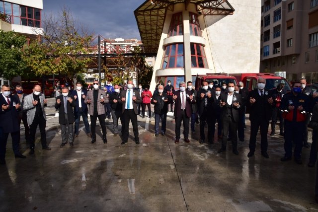 Törene Manisa Büyükşehir Belediye Başkanvekili Mehmet Güzgülü, Genel Sekreter Yardımcıları Ali Öztozlu, Ertuğrul Yıldırım ve Uğur Başkal, Ülkü Ocakları İl Başkanı Nazmi Akçay, Manisa Büyükşehir Belediyesi'nde görevli Daire Başkanları, merhum Kılınç'ın mesai arkadaşları ve ailesi katıldı. Merhum Ahmet Kemal Kılınç'ın ruhuna ithafen dualar okunurken, mesai arkadaşlarından helallik alındı.