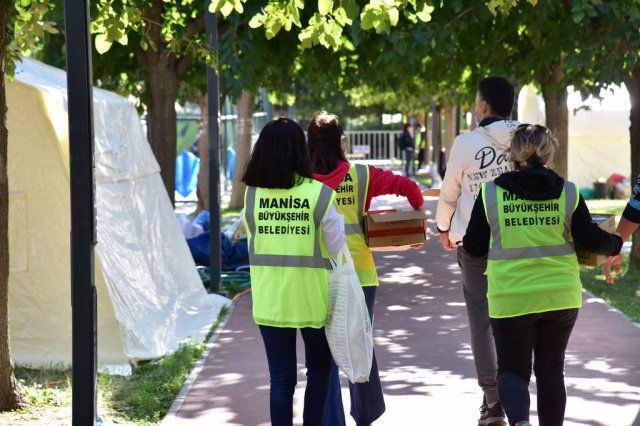 “Çalışmalarımız sürecek”
Pandemi sürecinde depremzedelerin en büyük ihtiyaçlarından birinin kişisel hijyen malzemeleri olduğuna dikkat çeken Büyükşehir Belediyesi Basın Yayın ve Halkla İlişkiler Dairesi Başkanı Gökhan Kiriş, “Zor günler yaşadığımız bu süreçte Başkanımız Cengiz Ergün'ün talimatları doğrultusunda tüm ekiplerimizle komşu ilimiz İzmir’de depremzedelerin yaralarının sarılmasına katkı vermeyi amaçlıyoruz.