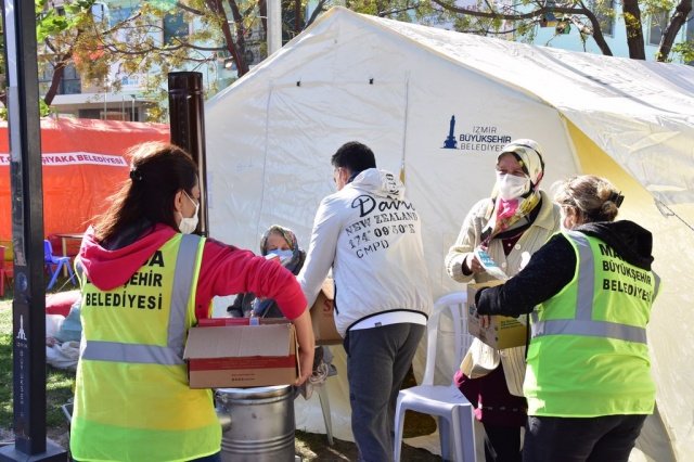 Depremin yaşandığı ilk andan itibaren komşu ilimiz İzmir'de vatandaşları yalnız bırakmayan Büyükşehir Belediyesi, bu kez kişisel hijyen malzemesi desteğinde bulundu.