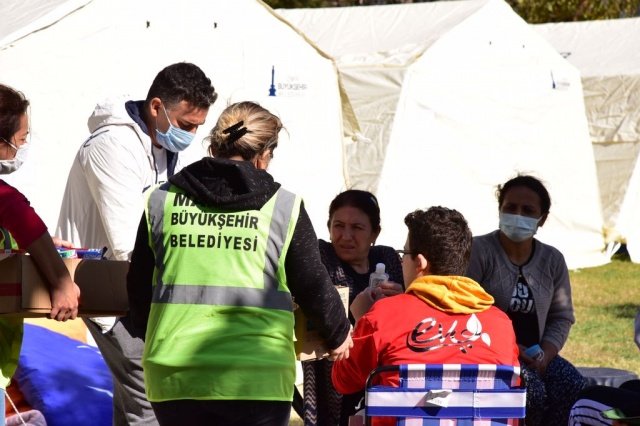 Bu anlamda pandemi nedeniyle şüphesiz depremzede vatandaşlarımızın en büyük ihtiyaçlarından biri kişisel hijyen malzemesi. Biz de bu konuda destek olmaya çalıştık. İhtiyaçlar dâhilinde de ekiplerimiz İzmir'de çalışmalarını sürdürecek” ifadelerinde bulundu.