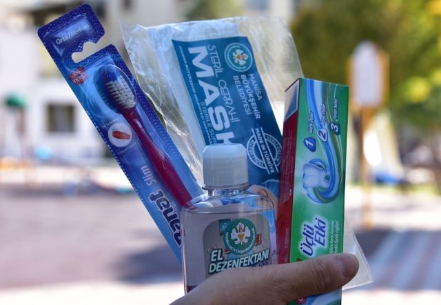 Manisa Büyükşehir Belediyesi, İzmir'de meydana gelen depremin ardından, evleri deprem sonrası hasar gören ya da oluşan çatlaklar nedeniyle evlerine giremeyen, vatandaşları yalnız bırakmıyor.