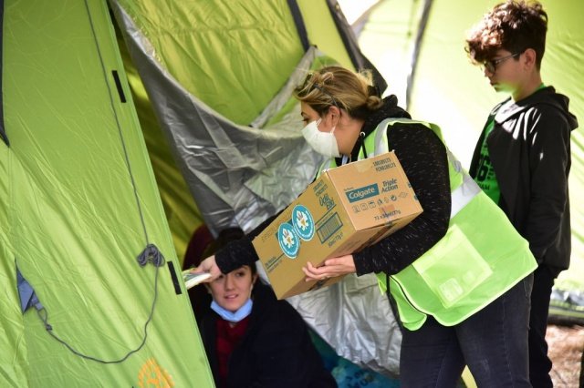Depremin yaşandığı ilk andan itibaren ekiplerini seferber eden Manisa Büyükşehir Belediyesi, çadırlarda yaşayan vatandaşların kişisel hijyen ihtiyacını karşılamak için, depremzedelere dezenfektan, maske, diş macunu ve diş fırçası dağıttı.