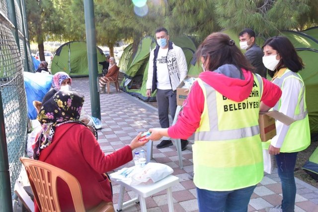 Bayraklı ilçesinde Sakarya Caddesi Parkı’nda bulunan çadırlarda, depremzedeleri ziyaret eden Manisa Büyükşehir Belediyesi Basın Yayın ve Halkla İlişkiler Dairesi Başkanı Gökhan Kiriş, Halkla İlişkiler Şube Müdürü Yonca Ekmekçi ve Büyükşehir ekipleri, depremzedeleri ziyaret ederek geçmiş olsun dileklerini iletti ve maske, dezenfektan, diş macunu ve diş fırçası dağıttı.