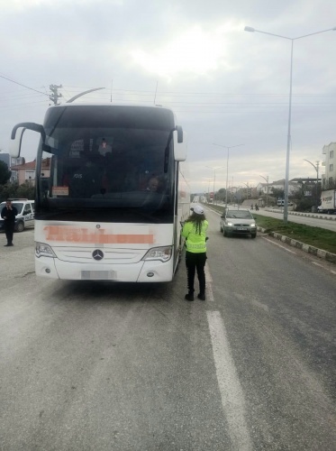 Manisa İl Emniyet Müdürlüğü Trafik  Denetleme Şube Müdürlüğü ve İlçe Trafik birimleri ekipleritarafından; 6 -11 Şubat 2025 tarihlerinde;

14 ekip 29 personel ile gerçekleştirilen “Terminallerde Otobüslere Yönelik Emniyet Kemeri Denetimi ve Bilgilendirilmesi” sonucunda; 

 233 otobüs ve sürücüsü kontrol edilmiş, 

2.928 yolcuya emniyet kemeri bilgilendirmesi yapılmıştır.
