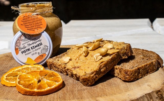 Aroması ve doğallığını kaybetmemiş olan ihracat ve üretim fazlası mandalinamızı da bu şekilde değerlendirerek ilçe ekonomisine katkı sağlamış ve istihdam alanı açmış olduk. Tüm dünyada sağlık açısından tüketilmesi teşvik edilen fıstık ezmesini eşsiz mandalinamızla buluşturarak tüketiciye sunmanın mutluluğunu yaşıyoruz” dedi.