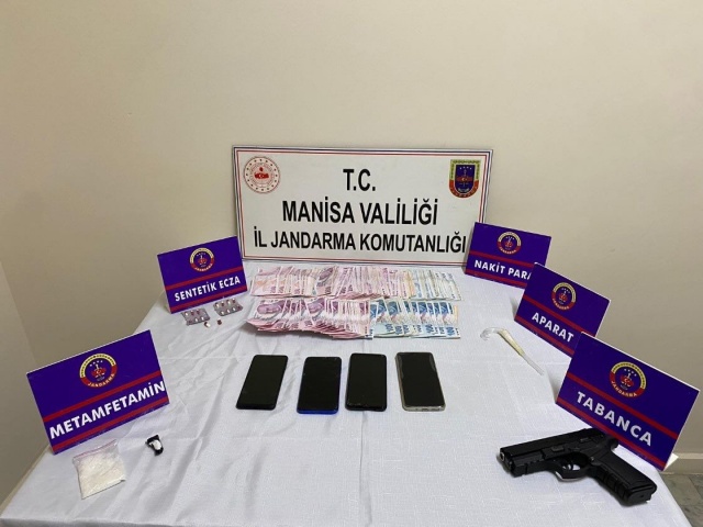 *AÇIKLAMA:* Manisa İl Jandarma Komutanlığına bağlı Alaşehir, Soma ve Şehzadeler İlçe Jandarma Komutanlıkları ile KOM Şube Müdürlüğü tarafından 07.08.2024 günü yapılan asayiş uygulamalarında sonucunda; - *(41) gr Metamfetamin*, - *(16) adet Sentetik Uyuşturucu Hap* - *(2) adet 9 mm Tabanca* - *(1) adet Çalıntı Motosiklet* - *(26.800) TL Suçtan Elde Edilen Nakit Para* - *(150) Adet Gümrük Kaçağı Elektronik Sigara* yakalanmıştır. Uygulamalarda yakalanan (7) şahıstan (1)‘i adli makamlarca tutuklanarak cezaevine kapatılmış, (6)‘sı hakkında soruşturmalara başlanmıştır.