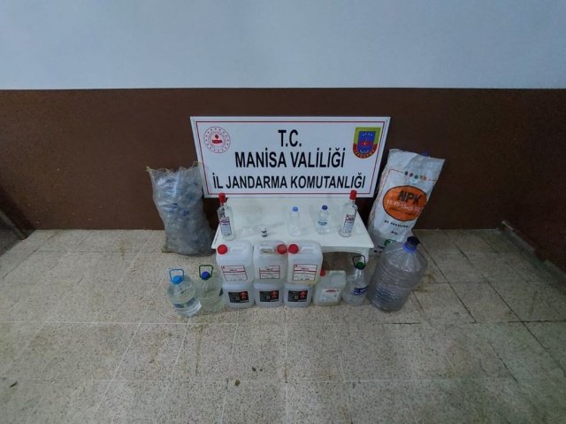 Manisa İli Saruhanlı İlçesi Alibeyli Mahallesinde ikamet eden İ.D.(1943/E)’nin ikamet ettiği evde etil alkol ile kaçak rakı yaparak para karşılığında sattığı yönünde alınan istihbari bilgi üzerine; Saruhanlı Sulh Ceza Hakimliğinden alınan  arama kararına istinaden şahsın ikamet ettiği ev ve eklentileri ile kullandığı 35 UN 877 plakalı otomobilinde, 07.01.2022 günü Saat:16.00-18.00  saatleri arasında yapılan arama neticesinde, evin çeşitli yerlerine saklanmış 10 adet 5 lt.lik toplam  50 litre etil alkol, 15 ml. anason yağı, etil alkolü doldurup satacağı 128 adet boş 500 ml pet su şişesine yakalanarak el konulmuştur.  olayla ilgili Cumhuriyet Savcısına bilgi verilerek alınan talimatlar doğrultusunda tahkikata başlanmıştır.