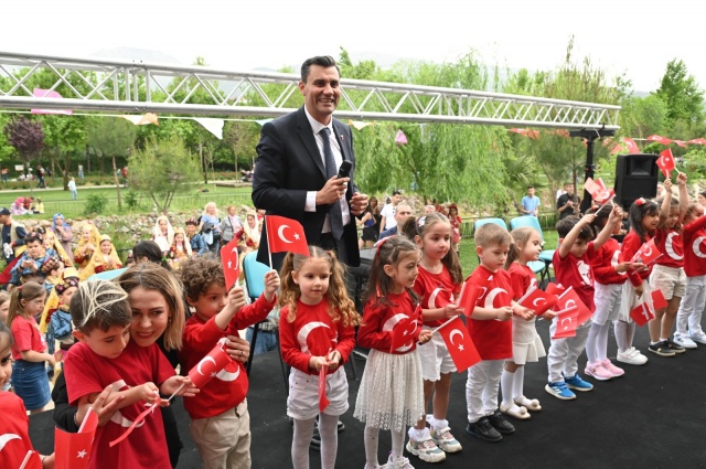 Manisa Büyükşehir Belediye Başkanı Mimar Ferdi Zeyrek, Ulu Önder Mustafa Kemal Atatürk tarafından dünyadaki tüm çocuklara armağan edilen ilk ve tek bayram olan 23 Nisan Ulusal Egemenlik ve Çocuk Bayramı dolayısıyla Çocuk Kültür ve Sanat Merkezi öğrencileri tarafından düzenlenen etkinliğe katıldı. Yoğun ilgiyle karşılanan Başkan Zeyrek çocuklar ve aileleriyle tek tek fotoğraf çektirerek çocukların bayramını kutladı.
Ulu Önder Mustafa Kemal Atatürk tarafından dünyadaki tüm çocuklara armağan edilen ilk ve tek bayram olan 23 Nisan Ulusal Egemenlik ve Çocuk Bayramı ile Türkiye Büyük Millet Meclisi’nin 104’üncü kuruluş yıldönümü dolayısıyla Manisa’nın dört bir yanında çeşitli etkinlikler düzenlenerek bayram coşkusu doyasıya yaşandı. Manisa Büyükşehir Belediyesi Çocuk Kültür ve Sanat Merkezi öğrencileri tarafından da Atatürk Kent Park’ta etkinlik düzenlendi. Heyecanları gözlerinden okunan minik öğrenciler günün anlam ve önemine uygun birçok şarkı seslendirdi. Manisa Büyükşehir Belediye Başkanı Mimar Ferdi Zeyrek ve eşi Nurcan Zeyrek de etkinliğe katılarak miniklerin bayram coşkusuna ortak oldu.
‘Atatürk Çocukları’ marşına eşlik etti
Başkan Ferdi Zeyrek, eşi Nurcan Zeyrek ile birlikte sahneye çıkarak miniklerin seslendirdiği ‘Atatürk Çocukları’ marşına eşlik etti. Miniklerin sahnesi dinleyenler tarafından dakikalarca alkışlandı. Başkan Zeyrek, sergiledikleri performanslardan ötürü minik öğrencileri tebrik etti. Başkan Ferdi Zeyrek etkinlik sonunda kendisine yoğun ilgi gösteren çocuklar ve aileleriyle tek tek fotoğraf çektirdi, herkesin bayramını kutladı.