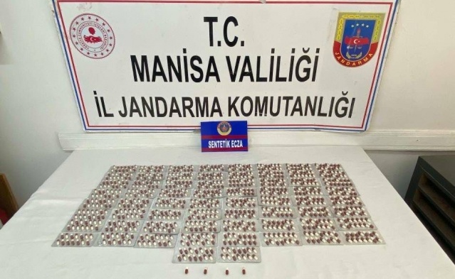 *KONU* Uyuşturucu ve Uyarıcı Madde Ticareti. Manisa İli Kırkağaç İlçesi Gelenbe Mahallesinde 27.07.2024 günü Gelenbe Jandarma Karakol Komutanlığı asayiş timleri tarafından durdurulan araçta yapılan aramada *927 Adet Sentetik Uyuşturucu Hap* ele geçirilmiştir. Savcılık talimatıyla gözaltına alınan S.Ç. ve M.Ç. isimli şüpheliler hakkında soruşturma işlemlerine başlanmıştır.