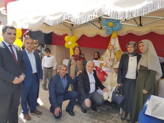 Manisa Valisi Mustafa Hakan Güvençer ve Eşi Fatma Dilek Güvençer 1 Nisan 2018 Pazar günü Gördes’te şehit Abdilkadir Çelik’in oğlu Efe Çelik’in sünnet merasimine katıldı.
Sünnet törenine ayrıca Gördes Kaymakamı Fatih Ayaz, Gördes eski kaymakamı Sultanhisar Kaymakamı Turgay Hakan Bilgin ve Eşi Mine Bilgin, Belediye Başkanı Muhammet Akyol ve Eşi Fatma Akyol da katılarak, ailenin mutluluğunu paylaştı. 
Daha sonra Vali Güvençer ve  Kaymakam Fatih Ayaz, Afrin Zeytindalı Harekatında yaralanan Uzm.Çvş. Süleyman Dindar’ı Güneşli Mahallesindeki evinde ziyaret ederek geçmiş olsun dileklerini iletti. Vali Güvençer, şehitlerimiz ve gazilerimizin ülkemizin geleceği için canlarını esirgemediklerini belirterek, her zaman şehit aileleri ve gazilerin yanında olduklarını, milletimizin de aynı duygular içinde olduğunu söyledi.
	Gazi Uzm. Çvş. Süleyman Dindar, Vali Mustafa Hakan Güvençer’in ziyaretinin kendisini çok mutlu ettiğini belirtirken, Afrin Zeytindalı Harekatında arkadaşlarıyla birlikte yaşadıklarını anlattı.