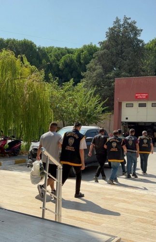 İl Emniyet Müdürlüğümüz Asayiş Şube Müdürlüğü koordinesinde ilimiz genelinde aranan şahısların yakalanmasına yönelik olarak 22.08.2024 günü 25 adreste eş zamanlı olarak yapılan operasyonda,

- İfadeye yönelik 7 şahıs,
- ⁠0-5 yıl arası hapis cezası ile 12 şahıs,
- 5-10 yıl arası hapis cezası ile 4 şahıs,
- ⁠10-20 yıl hapis cezası ile 1 şahıs olmak üzere,

- Toplam 24 aranan şahıs (Hırsızlık 6, Kullanmak için Uyuşturucu Madde Bulundurmak 4, Dolandırıcılık 2, Diğer suçlar 12) yakalanmış,

- Sevk edildikleri adli makamlarca 17 şahıs tutuklanmıştır.

Manisa halkının huzur ve güvenliği için Manisa Emniyet Müdürlüğü olarak suç ve suçlularla mücadelemiz aralıksız devam edecektir.