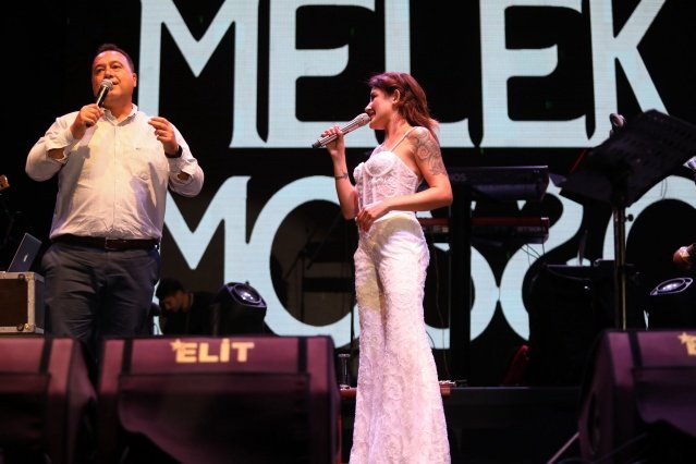 Konserde “En Büyük Başkan Besim Başkan” tezahüratları ile sahneye çıkan Akhisar Belediye Başkanı Besim Dutlulu, ünlü sanatçıya çiçek ve zeytin ile zeytinyağından oluşan şilt takdim ederek, “Çok güzelsiniz, on numarasın Akhisar. Bizlere bu muhteşem geceyi yaşatan, bizlere büyük keyif veren sanatçımız Melek Mosso’ya da çok teşekkür ederiz. Pandemi koşullarında önlemler alarak konserlerimizi düzenliyoruz. Bu moral konserlerine hepimizin çok ihtiyacı vardı. Hep birlikte eğlenceli bir gece yaşadık. Bu gecenin hayata geçmesinde emeği geçen herkese çok teşekkür ederim” dedi