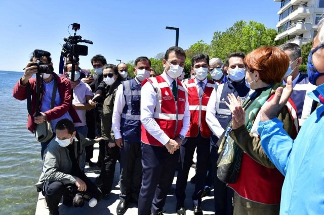 Akşener ve İmamoğlu’nun ilk durağı Dudullu-Bostancı Metro hattının Bostancı şantiyesi oldu. Burada İBB Raylı Sistemler Daire Başkanı Pelin Alpkökin, metro çalışmasına ilişkin Akşener ve İmamoğlu’na bilgi verdi.  

Alpkökin, 14.3 kilometre uzunluğunda 13 istasyonu olan Dudullu Bostancı metro hattının Anadolu yakasının inşaatı devam eden en önemli projelerinden biri olduğunu belirterek, şunları söyledi: 

“İşe başladığımızdan beri bizi en çok üzen proje. 1.6 milyar TL’lik kredisi tükenmiş ve inşaatı 1.5 yıldır durmuştu. Yüze 60 mertebesindeydi. Tüneller bitirilmiş. Biz bunu hızlıca bitirmek için yatırım programına aldık. Kredi bulana kadar daha fazla durmasın diye öz kaynaktan yapmaya başladık. Şık bir istasyon tasarımımız var aşağıda. 400 araçlık depo alanı kontrol merkezi var. Üç metro hattı buradan kontrol edilecek. 3 raylı sistemle buluşup denizle de entegre olacak bir proje.”

İmamoğlu da, kaynak bulunmadan projenin 1.5 yıldır durmasının hem zaman hem maliyet kaybına neden olduğunu söyledi.  

Burada gazetecilerin soru taleplerine, Meral Akşener, “Bugün gündemimiz İBB’nin İstanbul’a dair yaptığı projeler, hizmetler. Hem ben ve milletvekili arkadaşlarımız, il başkanımız dahil partimizin yöneticileri bilgi sahibi olmak üzere başkanın daveti üzerine buradayız. Mutlaka siyasi pek çok sorunuz vardır ama hizmetlerin gölgelenmesine neden olur. Onun için proje dışında bir şey konuşmayacağım. vatandaşın ilgisinin, bilgisinin olması gereken alanlar burası” diyerek soruları geri çevirdi.  

Palandöken’in önerisine Akşener’den destek
Bir gazetecinin TESK Başkanı Bendevi Palandöken’in “esnafı bayramdan iki gün önce açalım” önerisini Kılıçdaroğlu’nun desteklediğini hatırlatarak, görüşünün sorulması üzerine Akşener şunları söyledi:

“Aynı fikirdeyim. Esnaf konusu başından beri yanlış yönetildi. Metro istasyonları ile ilgili konuşurken 1,5 milyar TL harcanmış, sonra 1.5 yıl durmuş. Parayı gömmüş, yürü onun üzerine kardeşim. Öncelik sıralamaları farklı. Bu nedenle esnafı kapattınız. Başından beri söylediğimiz şey geliri olmayan ailelere kişi başı 500 lira verin harcasınlar. İki esnafa özellikle devletin, vakıfların kiracısı olanların kırasını kaldırın, stopajlarını kaldırın. Çalıştırdıkları adam başı 10 bin lira kredi verin dedik, kös dinlediler. Başkanın önerisine biz siyasilerin destek olması düşer, ama çok başından bu düğme yanlış iliklendi.  

Kurbağalıdere'de inceleme
Akşener ve İmamoğlu’nun bir sonraki durağı Kadıköy’de ıslah çalışmaları tamamlanan ve uzun yıllar kötü koku ve görüntü nedeniyle Kadıköylülere zor günler yaşatan Kurbağalıdere oldu. 

10 kilometre uzunluğundaki ve kollarıyla toplam 67 kilometreye ulaşan Kurbağalıdere’nin bitiş noktasında temiz ve berrak görüntüyü izleyen ekip, balkonlarında bulunan vatandaşların alkışları eşliğinde Kurbağalıdere'nin yanında bulunan yürüyüş yolu ve peyzaj alanını da inceledi.  

“İstanbul için çalışmaya Allah güç versin”
Meral Akşener ve Ekrem İmamoğlu metro şantiyesi gezisinin ardından Kadıköy Hasanpaşa’da bulunan Gazhane Enerji Müzesi ve Kültür Kompleksini de gezdi. Yapılan çalışmaları çok beğendiğini belirten Akşener, “İstanbul Büyükşehir Belediyesi’nin yaptığı çalışmaları ve hizmet alanlarını gezdim. Vatandaşların vergilerinin İstanbullunun hizmetine harcanmasından, şeffaf ve hesap verilebilir bir hizmet anlayışından memnun olduğumu ifade etmek istiyorum. Emeği geçen herkese teşekkür ediyorum. İstanbul için çalışmaya Allah güç, kuvvet versin, Allah utandırmasın” dedi.  

Ziyaretlerin ardından İYİ Parti Genel Başkanı Meral Akşener ve İBB Başkanı İmamoğlu, Kadıköy Belediye Başkanı Şerdil Dara Odabaşı'nın makamına geçti. Kadıköy Belediye Başkanı Odabaşı, Akşener’e Kadıköy’ün simgeleri Süreyya Operası, Boğa heykeli ve Haydarpaşa Garı’nın yer aldığı bir resim hediye etti. Akşener de Odabaşı’na hediye takdim etti. Meral Akşener Kadıköy’den ayrılırken, İmamoğlu ve Odabaşı incelemelere Fikirtepe ile devam etti. Uzun yıllardır çözülemeyen kentsel dönüşüm problemleri ve altyapı sorunları ile karşı karşıya kalan Fikirtepe’yi gezen ekip daha sonra alandan ayrıldı.