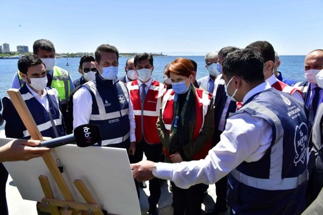 İyi Parti Genel Başkanı Meral Akşener, İstanbul Büyükşehir Belediye Başkanı Ekrem İmamoğlu ile birlikte metro projesinin yanı sıra Kadıköy’de Kurbağalıdere ve Hasanpaşa Gazhane Müze binasında incelemelerde bulundu. 

Gezinin ardından değerlendirmede bulunan Akşener, “İstanbul Büyükşehir Belediyesi’nin yaptığı çalışmaları ve hizmet alanlarını gezdim. Vatandaşların vergilerinin İstanbullunun hizmetine harcanmasından, şeffaf ve hesap verilebilir bir hizmet anlayışından memnun olduğumu ifade etmek istiyorum. Emeği geçen herkese teşekkür ediyorum. İstanbul için çalışmaya Allah güç, kuvvet versin, Allah utandırmasın” dedi.