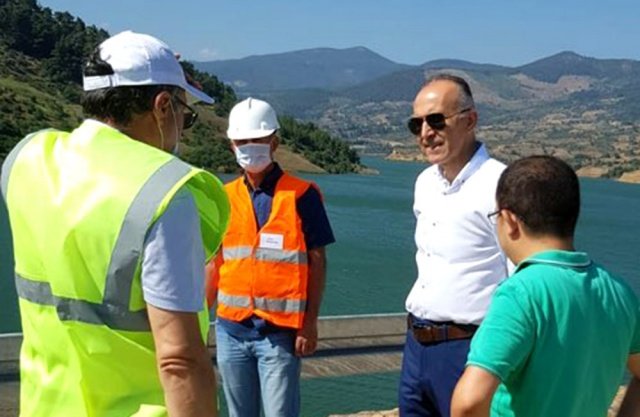 Ödemiş Ovası’nda 15 bin 800 dekar arazi bu yaz ilk kez modern sulama ile tanışırken, tarlalardaki verim  % 40 ile 60 oranında arttı. Sulama maliyetleri düştü. Üretici yılda 2 hatta 3 hasat imkanına kavuştu.

“Aktaş Barajı ve Sulaması” ile yaz ayları  boyunca özel olarak ilgilenen DSİ 2. Bölge Müdürü Birol Çınar, Bölgeki su sıkıntısını gidermek için gece gündüz çalıştıklarını belirtti.  Çınar “ Aktaş Barajı’nda geçen yıl su tutmaya başladık. Barajda yaklaşık 21 milyon m3 su depolandı. Geçiçi kabul aşamasında olmamıza rağmen üreticimizin mağdur olmaması için temmuz ayı başından itibaren tarlalara su vermeye başladık. Bölge üreticisi sıcak yaz günlerinde bile uygun maliyetle tarlalarını sulama imkanı buldu” diye konuştu
Ödemişli üreticilerin yüzünü güldüren projenin dolaylı olarak 1350 kişiye daha istihdam olanağı yaratacağını kaydeden Birol Çınar Aktaş Barajı ve Sulaması’nın bölge çiftçine yılda  yaklaşık 15 milyon lira daha kazandıracağını söyledi.