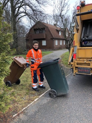 2018 yılına kadar Göteborg Belediye Başkanlığı yapan Hermansson, genç yaşında babasının tavsiyesiyle aldığı ağır vasıta ehliyetini almış. 

Siyasetteki günlerinin çok yoğun geçtiğini ve yeni hayatında mutlu olduğunu anlatan Hermansson, ''Şimdi, en azından kimse beni üzmüyor'' diyor.