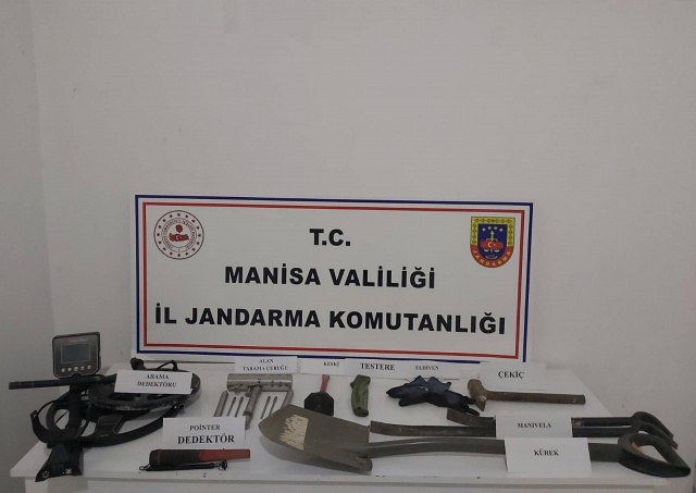 Manisa ili Yunusemre ilçesi Yaylaköy Mahallesinde 23.03.2025 günü alınan ihbar üzerine şüpheli G.K. (1980/E) ve M.Y.A. (1979/E) kaçak kazı yaptıkları esnada *suçüstü yakalanmıştır.*

Olayda kullanılan;
• 1 Adet Dedöktör, sözde Alan Tarama Metalleri ile kazıda kullanılan diğer alet edavata el koyulmuştur.

Olayla ilgili Cumhuriyet Savcısının talimatı ile adli tahkikata başlanmıştır.