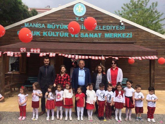 23 Nisan Ulusal Egemenlik ve Çocuk Bayramı dolayısıyla Manisa Büyükşehir Belediyesinin ilçelerdeki Çocuk Kültür ve Sanat Merkezlerinde çeşitli etkinlikler düzenlendi.
 

Manisa Büyükşehir Belediyesi’nin bünyesinde eğitim veren Çocuk Kültür ve Sanat Merkezleri 17 ilçede de 23 Nisan etkinliği düzenledi. Tüm ilçelerde öğrenciler 23 Nisan Ulusal Egemenlik ve Çocuk Bayramını çeşitli etkinliklerle kutladı. Şarkılar eşliğinde dans gösterileri, şiir okumaları, resim sergileri ve oyunlarla kendi bayramlarını doyasıya kutlayan çocuklar öğretmenleri ve velileri eşliğinde güzel bir gün geçirdi. Manisa Büyükşehir Belediyesi Kültür ve Sosyal İşler Dairesi Başkanı Ergün Aksoy, il genelinde bulunan Çocuk Kültür ve Sanat Merkezlerinde 23 Nisan coşkusunun yaşandığını belirtti. Aksoy, “23 Nisan çocuklarımızın bayramı. Düzenlenen etkinliklerle doyasıya eğlendiler” dedi.