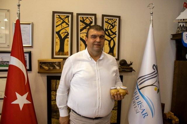 Üreticimizi mandalinadan zeytine, yerli tohumdan lavanta üretimine, üretici pazarlarından organik pazarlara kadar birçok alanda destekledik. Amacımız mandalinanın katma değerinin artmasıdır. Seferihisar, dünyanın en kaliteli Satsuma mandalinasının yetiştiği topraklarıyla adeta turuncu bir cennet gibi. Pandemi süreci ile birlikte sağlıklı beslemenin önemini anladığımız bugünlerde, halkımız için sağlıklı ve vitamin deposu olan bir ürünü daha raflarımıza ekliyoruz.