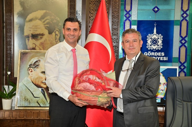 Hizmet birimlerini ziyaret etti
Gördes programı kapsamında Manisa Büyükşehir Belediyesi hizmet birimlerini de ziyaret eden Başkan Zeyrek, personellerle bir araya geldi. Manisa Büyükşehir Belediyesi Hizmet Binası Gördes İtfaiye Amirliği’ni ziyaret Başkan Zeyrek, yeni bir anlayış ile yola çıktıklarını söyledi. “Gerek Belediye Başkanı gerekse ağabey-kardeş olsun beni nasıl görmek istiyorsanız her zaman sizin yanınızdayım” diyen Başkan Zeyrek, “Sizlerden tek bir istediğim var. Vatandaşımıza güler yüzlü olun. Gördes Belediyesi ve Büyükşehir Belediyesi diye bir ayrımımız yok. Sizin de bu zihniyette ve anlayışta olmanızı istiyorum” diye konuştu.
