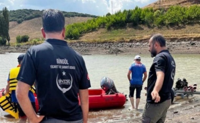 Bingöl’ün Sancak Beldesine bağlı Arıcılar Köyü'nde kaybolan 62 yaşındaki Hüseyin İlgi’nin cesedi, bugün bölgeye sevk edilen dalgıçlar tarafından gölette bulundu Alınan bilgiye göre, Sancak Beldesi'ne bağlı Arıcılar Köyü'nde dün sabah saat 05:30 sıralarında evinden ayrılan 62 yaşındaki Hüseyin İlgi’nin eve dönmemesi üzerine ailesi durumu AFAD ve Jandarma ekiplerine bildirdi.

Bingöl AFAD öncülüğünde Jandarma Arama Kurtarma (JAK), Bingöl Ticaret ve Sanayi Odası Arama Kurtarma, Bingöl İHH ve diğer STK’lar öncülüğünde akşam saatlerine kadar yapılan arama çalışmalarında İlgi’ye ulaşılamadı.

Bugün yeniden başlayan arama çalışmalarında köyün yakınlarında bulunan Uzunsavat Baraj Gölü kıyısında sigara paketi ile çakmak bulunması üzerine dalgıç ekipleri burada arama çalışmasını genişletti. Baraj gölünde 1 saat süren çalışma sonunda 62 yaşındaki sara hastası olduğu belirtilen Hüseyin İlgi’nin cansız bedenine ulaşıldı.

İlgi’nin cesedi otopsi için Bingöl Kadın Doğum ve Çocuk Hastalıkları Hastanesi morguna gönderildi.

.Bingöl Güncel TV / BİNGÖL (İGFA)- 