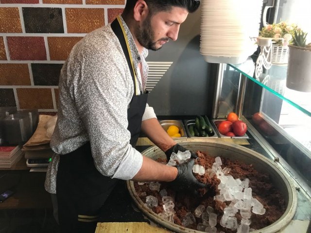 Ayrıca bakır tepsili tezgahımız da zaten soğutmalı. İzmirliler soğuk ayranla buzlu çiğköfteyi tercih ediyor. Çiğköftenin saati zamanı olmaz. Gece, gündüz, kış ya da yaz her zaman çiğköfte tercih ediliyor” şeklinde konuştu.