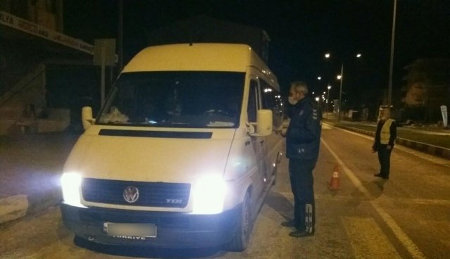 Manisalı vatandaşların güvenli ve konforlu bir şekilde ulaşımlarını sağlayabilmesi amacıyla çalışmalarını yürüten Manisa Büyükşehir Belediyesi, sabahın ilk ışıklarıyla birlikte il genelinde servis taşımacılığı yapan araçlara yönelik denetim gerçekleştirdi.