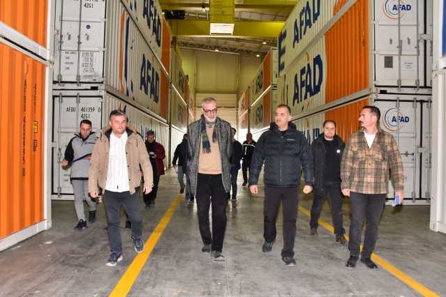 Deprem ve afetlerde en etkin koordinasyonu sağlamak için çalışmalarını sürdüren Manisa Büyükşehir Belediye Meclisi Deprem ve Doğal Afet Komisyonu, AFAD (Afet ve Acil Durum Müdürlüğü) Lojistik Deposu'nda bir araya geldi. Depoda görevliler eşliğinde yapılan incelemede; komisyon başkanı ve Büyükşehir Meclis Üyesi Yenal Yıldırım, Büyükşehir Meclis Üyeleri: Sercan Çelik, Tamer Aluş, Yunus Emre Füzun ve Hikmet Ceylan yer aldı.