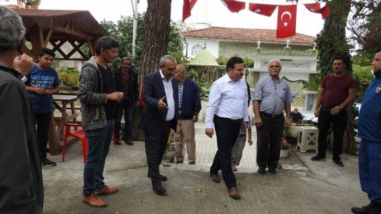 Demirci Kaymakamı Mutlu Akyol Çataloluk mahallesinde halk toplantısı yaparak vatandaşların sorunlarını dinledi.
Demirci İlçesine bağlı Çataloluk mahallesinde düzenlenen halk toplantısında vatandaşların sorun ve önerileri dinlenerek, sorunların çözümü konusunda nelerin yapılabileceği vatandaşlara anlatıldı.
Kaymakam Mutlu Akyol mahalle muhtarı Ali Göktepe'ye çalışmalarında başarılar diledi. Daha Çataloluk Mahallesindeki yangın söndürme ekibi ziyaret edildi.
Toplantıya, Demirci Kaymakamı Mutlu Akyol, İlçe Jandarma Komutanı Jandarma Teğmen Okan Doğan, Demirci İlçe Emniyet Müdür V. Mesut Muhammet Solak, İlçe Gıda Tarım ve Hayvancılık Müdürü İslam Köse, Kaymakamlık Yazı İşleri Müdürü Bülent Yılmaz, Demirci Orman İşletme Müdür Yardımcısı Fruk Yeşil, Milli Eğitim Şube Müdürü Ünal Özcan katıldı.