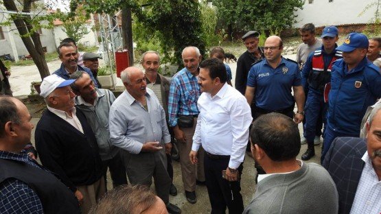 Demirci Kaymakamı Mutlu Akyol Çataloluk mahallesinde halk toplantısı yaparak vatandaşların sorunlarını dinledi.
Demirci İlçesine bağlı Çataloluk mahallesinde düzenlenen halk toplantısında vatandaşların sorun ve önerileri dinlenerek, sorunların çözümü konusunda nelerin yapılabileceği vatandaşlara anlatıldı.
Kaymakam Mutlu Akyol mahalle muhtarı Ali Göktepe'ye çalışmalarında başarılar diledi. Daha Çataloluk Mahallesindeki yangın söndürme ekibi ziyaret edildi.
Toplantıya, Demirci Kaymakamı Mutlu Akyol, İlçe Jandarma Komutanı Jandarma Teğmen Okan Doğan, Demirci İlçe Emniyet Müdür V. Mesut Muhammet Solak, İlçe Gıda Tarım ve Hayvancılık Müdürü İslam Köse, Kaymakamlık Yazı İşleri Müdürü Bülent Yılmaz, Demirci Orman İşletme Müdür Yardımcısı Fruk Yeşil, Milli Eğitim Şube Müdürü Ünal Özcan katıldı.