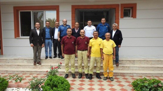 Demirci Kaymakamı Mutlu Akyol Çataloluk mahallesinde halk toplantısı yaparak vatandaşların sorunlarını dinledi.
Demirci İlçesine bağlı Çataloluk mahallesinde düzenlenen halk toplantısında vatandaşların sorun ve önerileri dinlenerek, sorunların çözümü konusunda nelerin yapılabileceği vatandaşlara anlatıldı.
Kaymakam Mutlu Akyol mahalle muhtarı Ali Göktepe'ye çalışmalarında başarılar diledi. Daha Çataloluk Mahallesindeki yangın söndürme ekibi ziyaret edildi.
Toplantıya, Demirci Kaymakamı Mutlu Akyol, İlçe Jandarma Komutanı Jandarma Teğmen Okan Doğan, Demirci İlçe Emniyet Müdür V. Mesut Muhammet Solak, İlçe Gıda Tarım ve Hayvancılık Müdürü İslam Köse, Kaymakamlık Yazı İşleri Müdürü Bülent Yılmaz, Demirci Orman İşletme Müdür Yardımcısı Fruk Yeşil, Milli Eğitim Şube Müdürü Ünal Özcan katıldı.