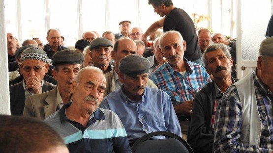 Demirci Kaymakamı Mutlu Akyol Çataloluk mahallesinde halk toplantısı yaparak vatandaşların sorunlarını dinledi.
Demirci İlçesine bağlı Çataloluk mahallesinde düzenlenen halk toplantısında vatandaşların sorun ve önerileri dinlenerek, sorunların çözümü konusunda nelerin yapılabileceği vatandaşlara anlatıldı.
Kaymakam Mutlu Akyol mahalle muhtarı Ali Göktepe'ye çalışmalarında başarılar diledi. Daha Çataloluk Mahallesindeki yangın söndürme ekibi ziyaret edildi.
Toplantıya, Demirci Kaymakamı Mutlu Akyol, İlçe Jandarma Komutanı Jandarma Teğmen Okan Doğan, Demirci İlçe Emniyet Müdür V. Mesut Muhammet Solak, İlçe Gıda Tarım ve Hayvancılık Müdürü İslam Köse, Kaymakamlık Yazı İşleri Müdürü Bülent Yılmaz, Demirci Orman İşletme Müdür Yardımcısı Fruk Yeşil, Milli Eğitim Şube Müdürü Ünal Özcan katıldı.