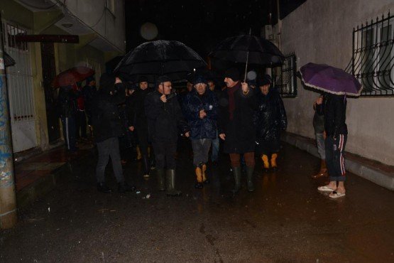 10.01.2019 akşam saatlerinde başlayan yoğun yağışların sebep olduğu su taşkınları nedeniyle Vali Ahmet Deniz 11 Ocak Cumartesi akşam saatlerinden itibaren su taşkınlarının olduğu Spil Mahallesi ve çevresinde inceleme yaparak çalışmaları takip ve koordine etti.
Çalışmalara, Yunusemre Kaymakamı Ahmet Erdoğdu, Manisa Büyükşehir Belediyesi Genel Sekreter Yardımcısı Mustafa Genç, Yunusemre Belediye Başkanı Dr.Mehmet Çerçi, İl Emniyet Müdürü Fevzi Bilgiç, İl Afet ve Acil Durum Müdürü Mehmet Şinasi Yılmaz ve diğer yetkililer katıldı.
Daha sonra Vali Ahmet Deniz, Jandarma, AFAD, MASKİ, DSİ, İtfaiye tarafından GAMER’de oluşturulan Kriz Merkezine giderek vatandaşların can ve mal güvenliğini sağlamaya yönelik tedbirleri koordine etti. Bazı mahalle ve evlerde su tahliyeleri yapılarak, yer yer mahsur kalan vatandaşlar kurtarıldı ve Yunusemre ilçesi Spil mahallesindeki 31 vatandaş evlerinden tahliye edilerek Manisa Öğretmenevi ile Yunusemre Belediyesi misafirhanesinde barındırılmaları, diğer vatandaşların da güvenli evlere taşınmaları sağlandı.