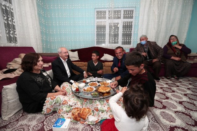 CHP Genel Bakanı Kemal Kılıçdaroğlu, Akkuzulu Köyü'ndeki Doruk ailesine iftara gitti.