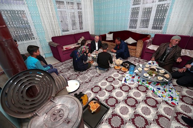 Kemal Kılıçdaroğlu, eşi Sayın Selvi Kılıçdaroğlu ile birlikte, Ankara’nın Çubuk ilçesine bağlı Akkuzulu Köyü’nde, Doruk ailesinin misafiri oldu. Soba başında kurulan yer sofrasında aile bireyleriyle iftar yemeği yiyen Kılıçdaroğlu, çifti evdekilerle samimi bir ortamda sohbet etti, hatıra fotoğrafı çektirdi.