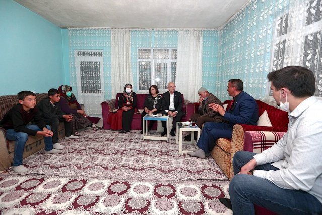 CHP Genel Bakanı Kemal Kılıçdaroğlu, Akkuzulu Köyü'ndeki Doruk ailesine iftara gitti.