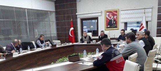 10.01.2019 akşam saatlerinde başlayan yoğun yağışların sebep olduğu su taşkınları nedeniyle Vali Ahmet Deniz 11 Ocak Cumartesi akşam saatlerinden itibaren su taşkınlarının olduğu Spil Mahallesi ve çevresinde inceleme yaparak çalışmaları takip ve koordine etti.
Çalışmalara, Yunusemre Kaymakamı Ahmet Erdoğdu, Manisa Büyükşehir Belediyesi Genel Sekreter Yardımcısı Mustafa Genç, Yunusemre Belediye Başkanı Dr.Mehmet Çerçi, İl Emniyet Müdürü Fevzi Bilgiç, İl Afet ve Acil Durum Müdürü Mehmet Şinasi Yılmaz ve diğer yetkililer katıldı.
Daha sonra Vali Ahmet Deniz, Jandarma, AFAD, MASKİ, DSİ, İtfaiye tarafından GAMER’de oluşturulan Kriz Merkezine giderek vatandaşların can ve mal güvenliğini sağlamaya yönelik tedbirleri koordine etti. Bazı mahalle ve evlerde su tahliyeleri yapılarak, yer yer mahsur kalan vatandaşlar kurtarıldı ve Yunusemre ilçesi Spil mahallesindeki 31 vatandaş evlerinden tahliye edilerek Manisa Öğretmenevi ile Yunusemre Belediyesi misafirhanesinde barındırılmaları, diğer vatandaşların da güvenli evlere taşınmaları sağlandı.