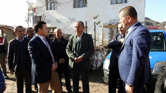 Demirci Kaymakamı Mutlu Akyol halk toplantısı yaparak vatandaşların sorunlarını dinledi.
Demirci İlçesine bağlı Gömeçler mahallesinde düzenlenen halk toplantısında vatandaşların sorun ve önerileri dinlenerek, sorunların çözümü konusunda nelerin yapılabileceği vatandaşlara anlatıldı.
Kaymakam Mutlu Akyol toplantı sonunda mahalle Muhtarı İbrahim Ülker’e çalışmalarında başarılar dileyip daha sonra ilçeye geçti.
Toplantıya, Demirci Kaymakamı Mutlu Akyol, Demirci İlçe Jandarma Komutanı Jandarma Teğmen Okan Doğan, İlçe Müftüsü İdris Başkıran, İlçe Milli Eğitim Müdürü Yüksel Kocabaş, İlçe Gıda Tarım ve Hayvancılık Müdürü İslam Köse ve Kaymakamlık Yazı İşleri Müdürü Bülent Yılmaz katıldı.