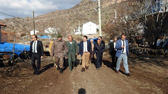 Demirci Kaymakamı Mutlu Akyol halk toplantısı yaparak vatandaşların sorunlarını dinledi.
Demirci İlçesine bağlı Gömeçler mahallesinde düzenlenen halk toplantısında vatandaşların sorun ve önerileri dinlenerek, sorunların çözümü konusunda nelerin yapılabileceği vatandaşlara anlatıldı.
Kaymakam Mutlu Akyol toplantı sonunda mahalle Muhtarı İbrahim Ülker’e çalışmalarında başarılar dileyip daha sonra ilçeye geçti.
Toplantıya, Demirci Kaymakamı Mutlu Akyol, Demirci İlçe Jandarma Komutanı Jandarma Teğmen Okan Doğan, İlçe Müftüsü İdris Başkıran, İlçe Milli Eğitim Müdürü Yüksel Kocabaş, İlçe Gıda Tarım ve Hayvancılık Müdürü İslam Köse ve Kaymakamlık Yazı İşleri Müdürü Bülent Yılmaz katıldı.