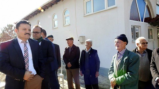 Demirci Kaymakamı Mutlu Akyol halk toplantısı yaparak vatandaşların sorunlarını dinledi.
Demirci İlçesine bağlı Gömeçler mahallesinde düzenlenen halk toplantısında vatandaşların sorun ve önerileri dinlenerek, sorunların çözümü konusunda nelerin yapılabileceği vatandaşlara anlatıldı.
Kaymakam Mutlu Akyol toplantı sonunda mahalle Muhtarı İbrahim Ülker’e çalışmalarında başarılar dileyip daha sonra ilçeye geçti.
Toplantıya, Demirci Kaymakamı Mutlu Akyol, Demirci İlçe Jandarma Komutanı Jandarma Teğmen Okan Doğan, İlçe Müftüsü İdris Başkıran, İlçe Milli Eğitim Müdürü Yüksel Kocabaş, İlçe Gıda Tarım ve Hayvancılık Müdürü İslam Köse ve Kaymakamlık Yazı İşleri Müdürü Bülent Yılmaz katıldı.